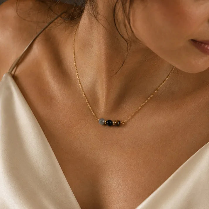 Collier perles femme en labradorite, onyx et œil de tigre porté, chaîne fine dorée