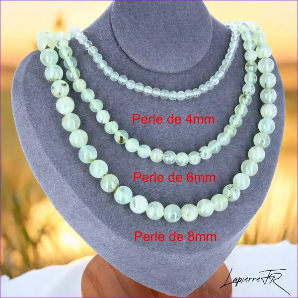 Perles de préhnite en collier ras de cou, pierre naturelle pour la lithothérapie.
