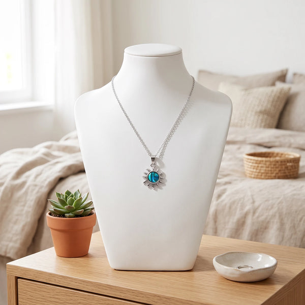 Collier petit soleil bleu en nacre naturelle porté sur un buste, pendentif petit soleil sur chaîne argentée