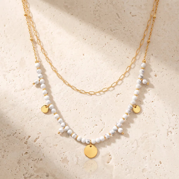 Collier pierre blanche CALYA® en howlite, double rang doré à médaillons et pampilles