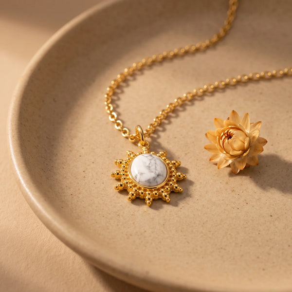 Collier pierre blanche ALBA® : petit soleil doré perlé, cabochon d'howlite