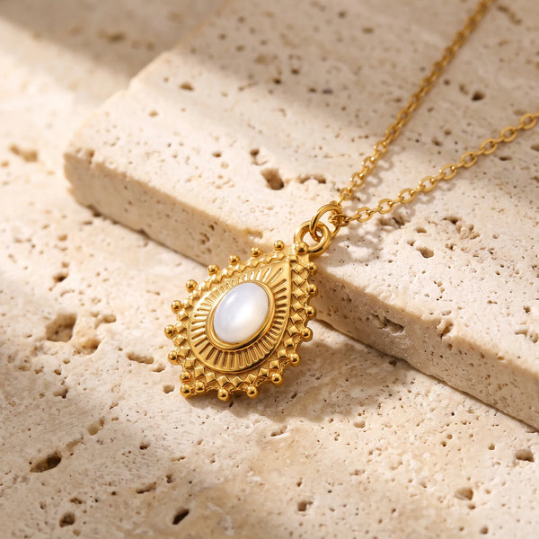 Collier pierre blanche ORIANE® : médaillon soleil doré en goutte, cabochon de péristérite