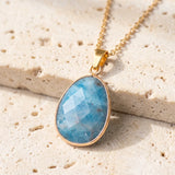 Collier Pierre Bleue en Apatite FACETTA®, Pendentif Ovale Serti Doré