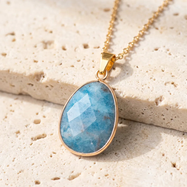 Collier pierre bleue FACETTA® : pendentif ovale facetté en apatite bleue, serti doré sur chaîne fine