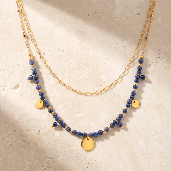 Collier pierre bleue CALYA® en sodalite, double rang doré à médaillons et pampilles