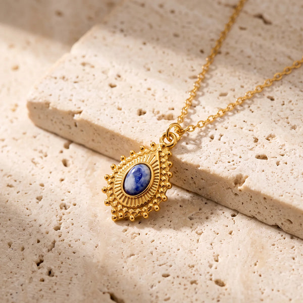 Collier pierre bleue ORIANE® : médaillon soleil doré en goutte, cabochon de sodalite