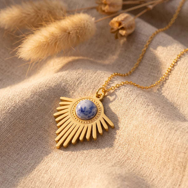 Collier pierre bleue SOLENA® : soleil doré à longs rayons, pierre ronde de sodalite