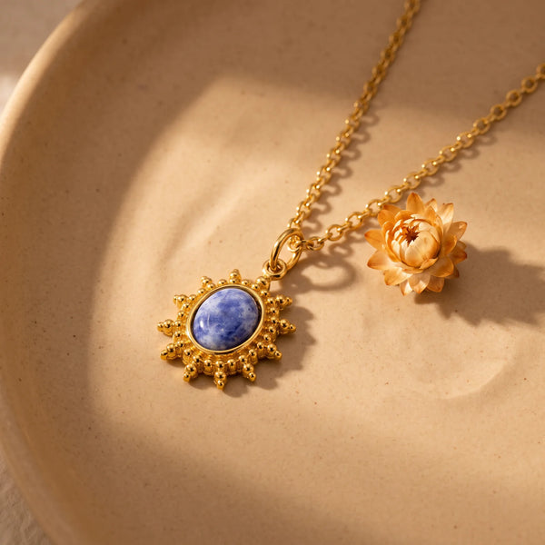 Collier pierre bleue ALBA® : petit soleil doré perlé, cabochon de sodalite