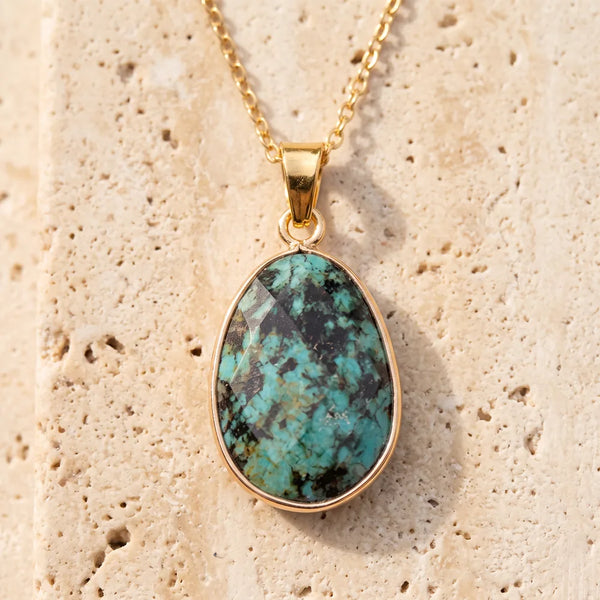 Collier pierre bleue FACETTA® : pendentif ovale facetté en turquoise africaine, serti doré sur chaîne fine