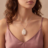 Pendentif Femme Pierre de Lune Beige, Ovale Plat Nacré de 3,5 à 4,5 cm