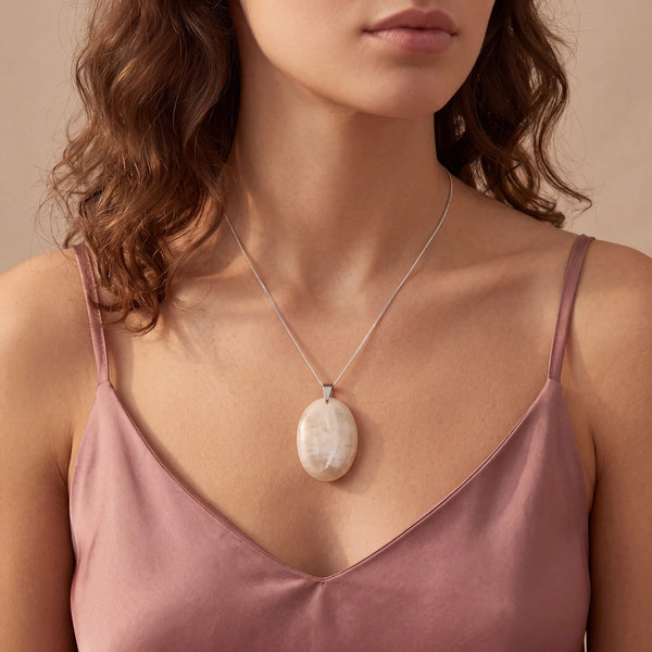 Pendentif femme pierre de lune, ovale plat beige nacré porté sur un caraco en soie