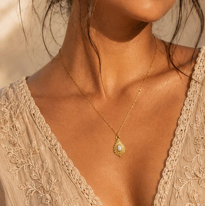 Collier pierre de lune ORIANE® porté par une femme, médaillon doré sur chaîne fine