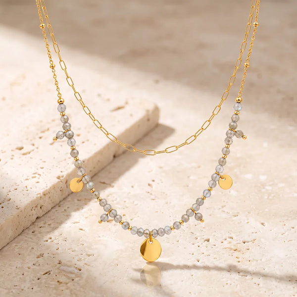 Collier pierre grise CALYA® en labradorite, double rang doré à médaillons et pampilles