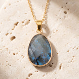 Pendentif Labradorite FACETTA®, Pierre Grise à Reflets Bleus sur Chaîne Dorée