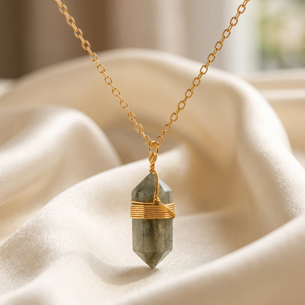 Collier pierre grise en labradorite, pointe de 20 mm sur chaîne dorée