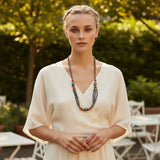 Collier hématite femme trois rangs porté au cou