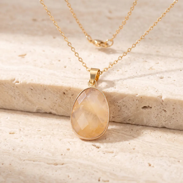 Collier pierre jaune FACETTA® : pendentif ovale facetté en quartz ferrugineux, serti doré sur chaîne fine