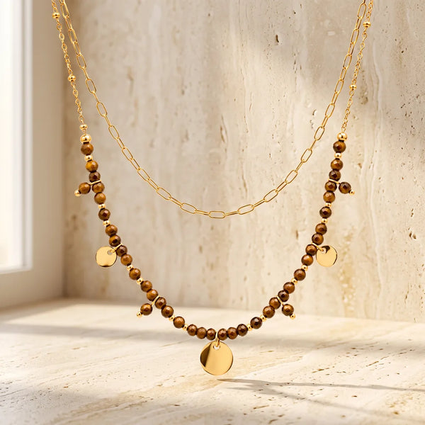 Collier pierre marron CALYA® en œil de tigre, double rang doré à médaillons et pampilles