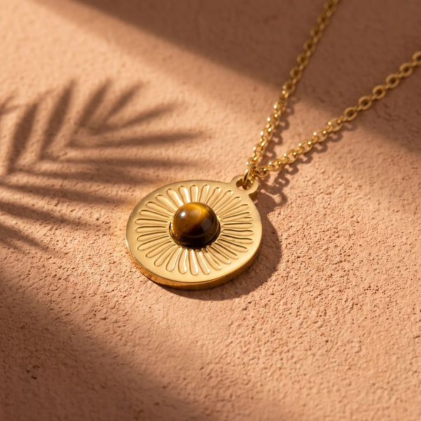 Collier pierre marron SOLAYA® : médaille soleil gravée dorée, cabochon d'œil de tigre