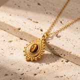 Pendentif Œil de Tigre ORIANE®, Pierre Marron sur Médaillon Bohème Doré