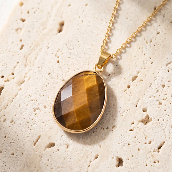 Collier pierre marron FACETTA® : pendentif ovale facetté en œil de tigre, serti doré sur chaîne fine