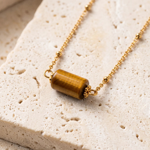 Collier pierre marron LUMIA® : tube en œil de tigre entre deux coupelles dorées, sur chaîne fine perlée