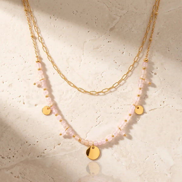 Collier pierre rose CALYA® en quartz rose, double rang doré à médaillons et pampilles