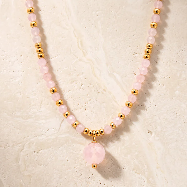 Collier pierre rose PERLÉA® en quartz rose, perles facettées et perle pendante de 8 mm sur acier doré