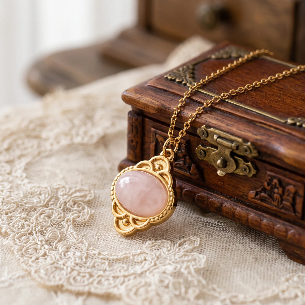 Pendentif Quartz Rose ROSALIE®, Pierre Rose sur Médaillon Vintage Doré