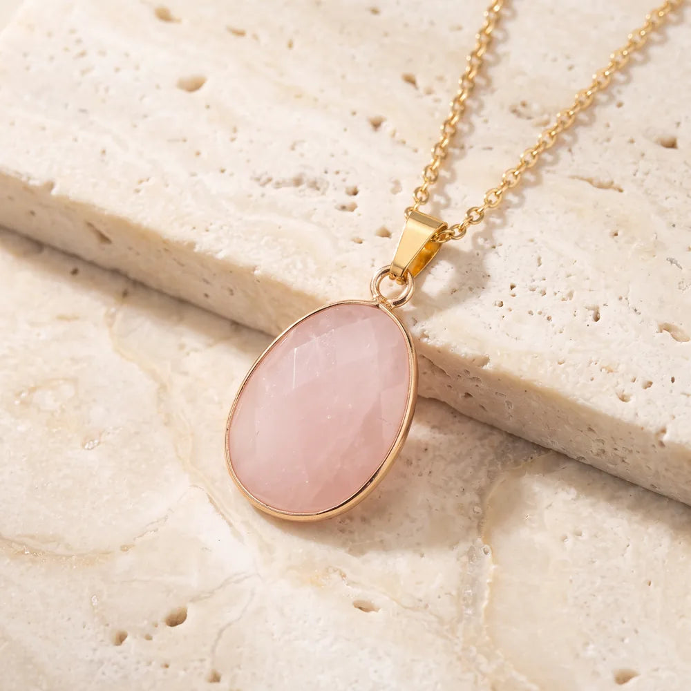 Collier pierre rose FACETTA® : pendentif ovale facetté en quartz rose, serti doré sur chaîne fine