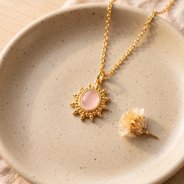 Collier pierre rose ALBA® : petit soleil doré perlé, cabochon de quartz rose