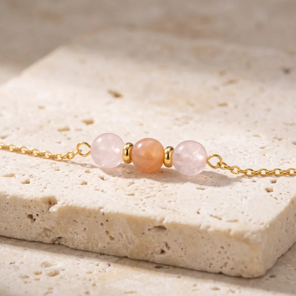 Collier pierre rose TRINA® en quartz rose et pierre de lune, trois perles sur chaîne dorée