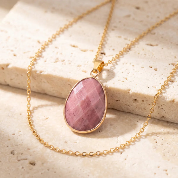 Collier pierre rose FACETTA® : pendentif ovale facetté en rhodonite, serti doré sur chaîne fine