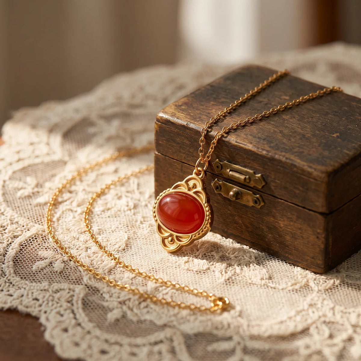 Pendentif Cornaline ROSALIE®, Pierre Rouge Ovale sur Médaillon Vintage