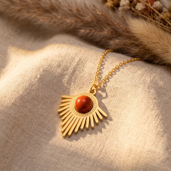 Collier pierre rouge SOLENA® : soleil doré à longs rayons, pierre ronde de jaspe rouge