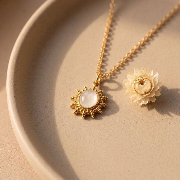 Collier pierre transparente ALBA® : petit soleil doré perlé, cabochon de cristal de roche