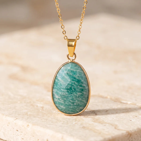Collier pierre verte FACETTA® : pendentif ovale facetté en amazonite, serti doré sur chaîne fine