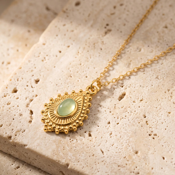 Collier pierre verte ORIANE® : médaillon soleil doré en goutte, cabochon d'aventurine verte