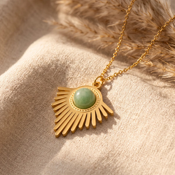 Collier pierre verte SOLENA® : soleil doré à longs rayons, pierre ronde d'aventurine verte
