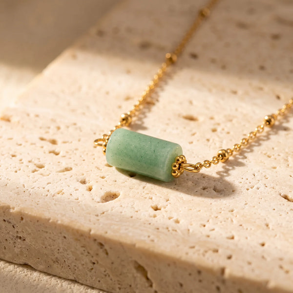 Collier pierre verte LUMIA® : tube en aventurine verte entre deux coupelles dorées, sur chaîne fine perlée