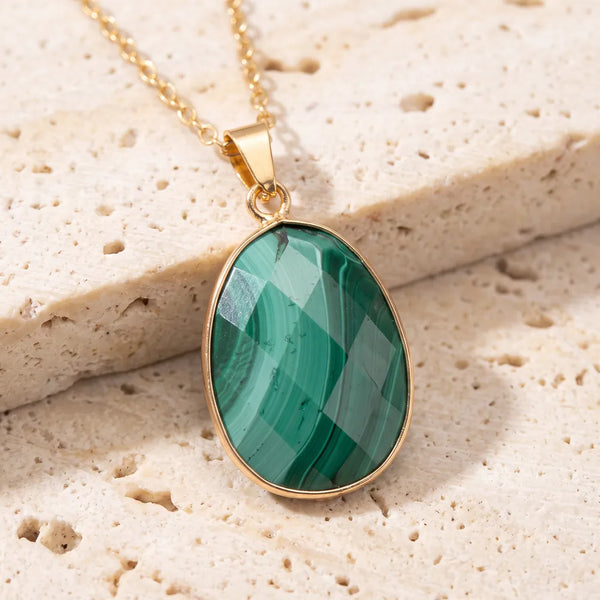 Collier pierre verte FACETTA® : pendentif ovale facetté en malachite, serti doré sur chaîne fine