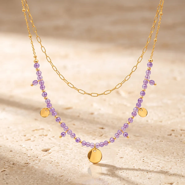 Collier pierre violette CALYA® en améthyste, double rang doré à médaillons et pampilles