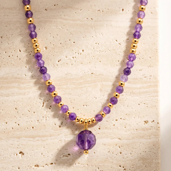 Collier pierre violette PERLÉA® en améthyste, perles facettées et perle pendante de 8 mm sur acier doré