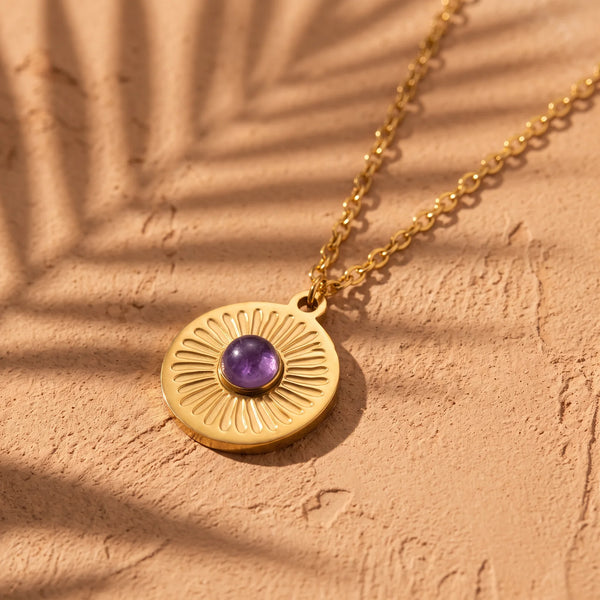 Collier pierre violette SOLAYA® : médaille soleil gravée dorée, cabochon d'améthyste