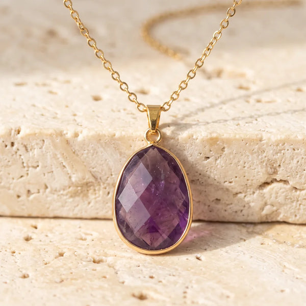 Collier pierre violette FACETTA® : pendentif ovale facetté en améthyste, serti doré sur chaîne fine