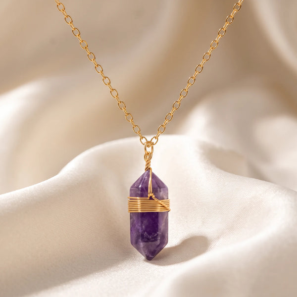 Collier pierre violette en améthyste, pointe biterminée de 20 mm sur chaîne dorée