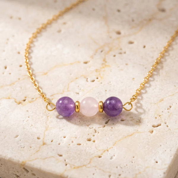 Collier pierre violette TRINA® en améthyste et quartz rose, trois perles sur chaîne dorée