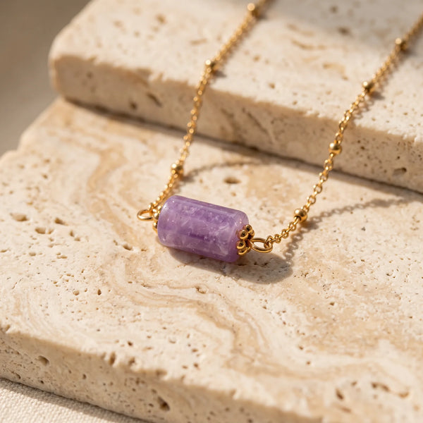 Collier pierre violette LUMIA® : tube en améthyste entre deux coupelles dorées, sur chaîne fine perlée