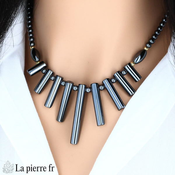 Collier plastron en hématite à bâtonnets porté en éventail, La Pierre Fr
