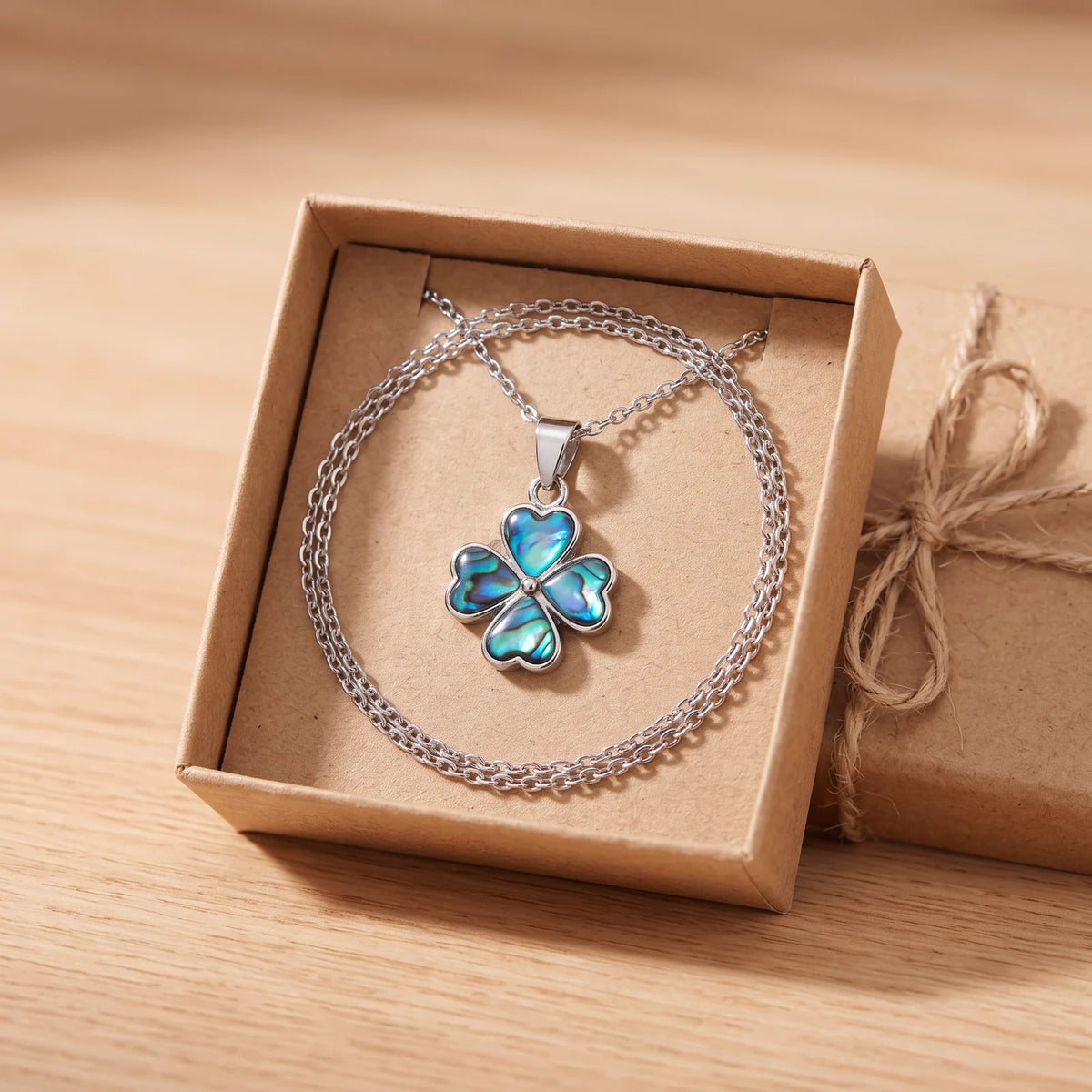 Collier porte-bonheur femme trèfle en nacre dans une boîte cadeau kraft